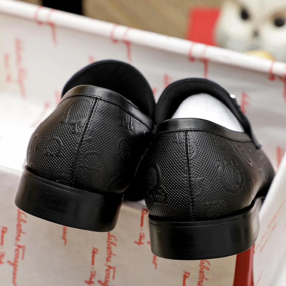 Factory price 460 🔥Ferragamo's new men's casual slip-on shoes🇨🇳Official website original 1:1 mold opening, original quality💯Fine workmanship, high-end luxury☘The upper is made of imported Italian first-layer cowhide🌴Water-dyed🐂Leather lining🍓Rubber wear-resistant and non-slip outsole, breathable and comfortable to wear🍍The first choice for high-grade men, black is optional! Code number 38-44 (45.46. Can be customized)